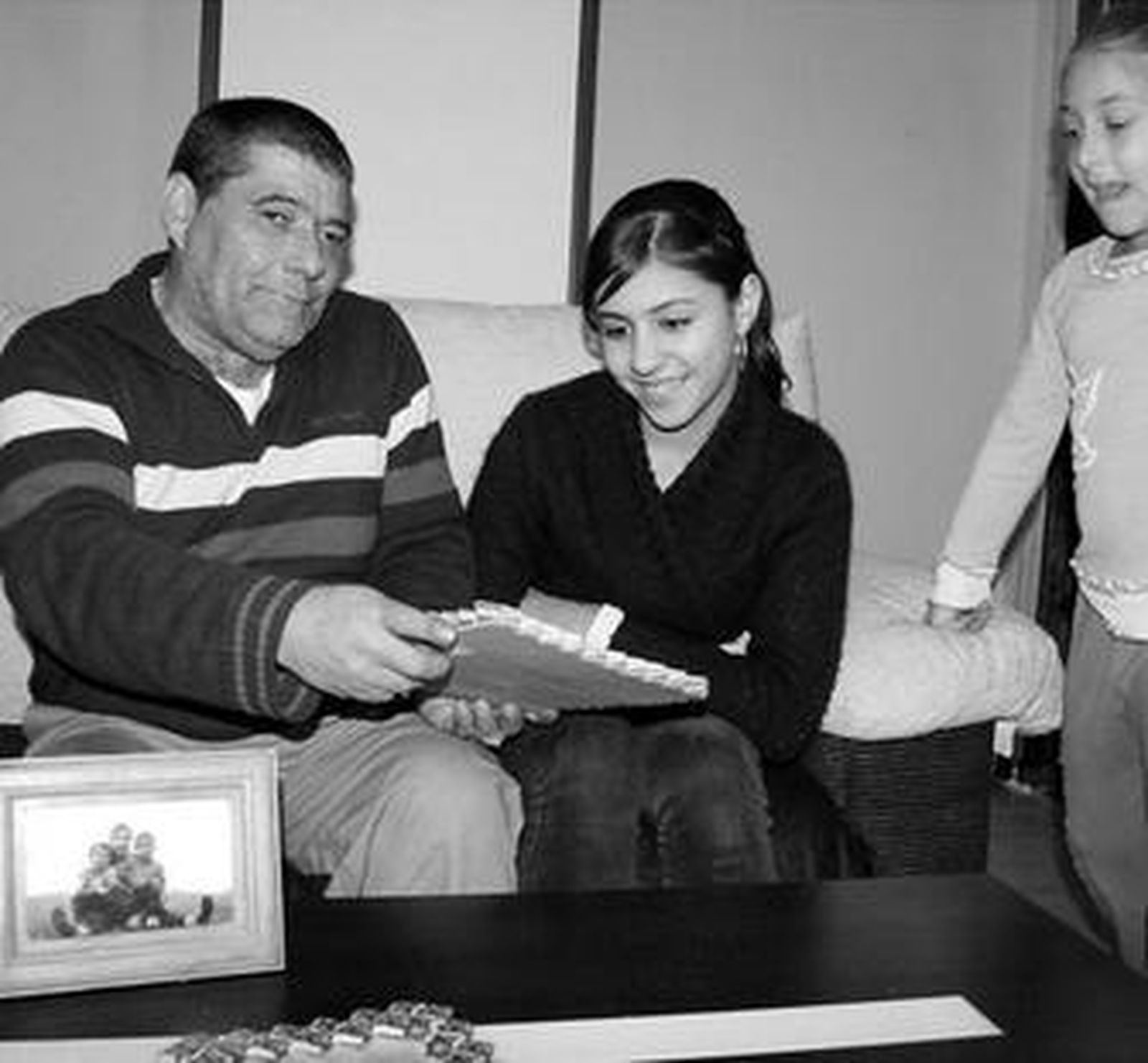 Ricardi, mostrando a sus sobrinas Arancha y Sandra varios marcos de fotos que hizo en prisión.