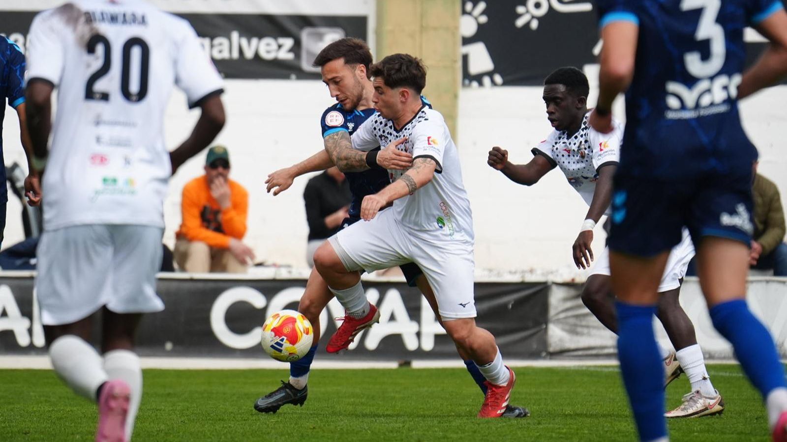 Álvaro Cascajo forcejea con un rival