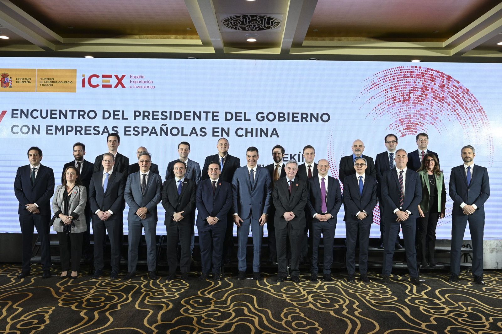 El presidente del Gobierno, Pedro Sánchez, en el centro, posa para la foto de familia tras su encuentro con un grupo de empresarios españoles afincados en China, entre ellos, el director de la oficina de LaLiga en China, Sergi Torrents.