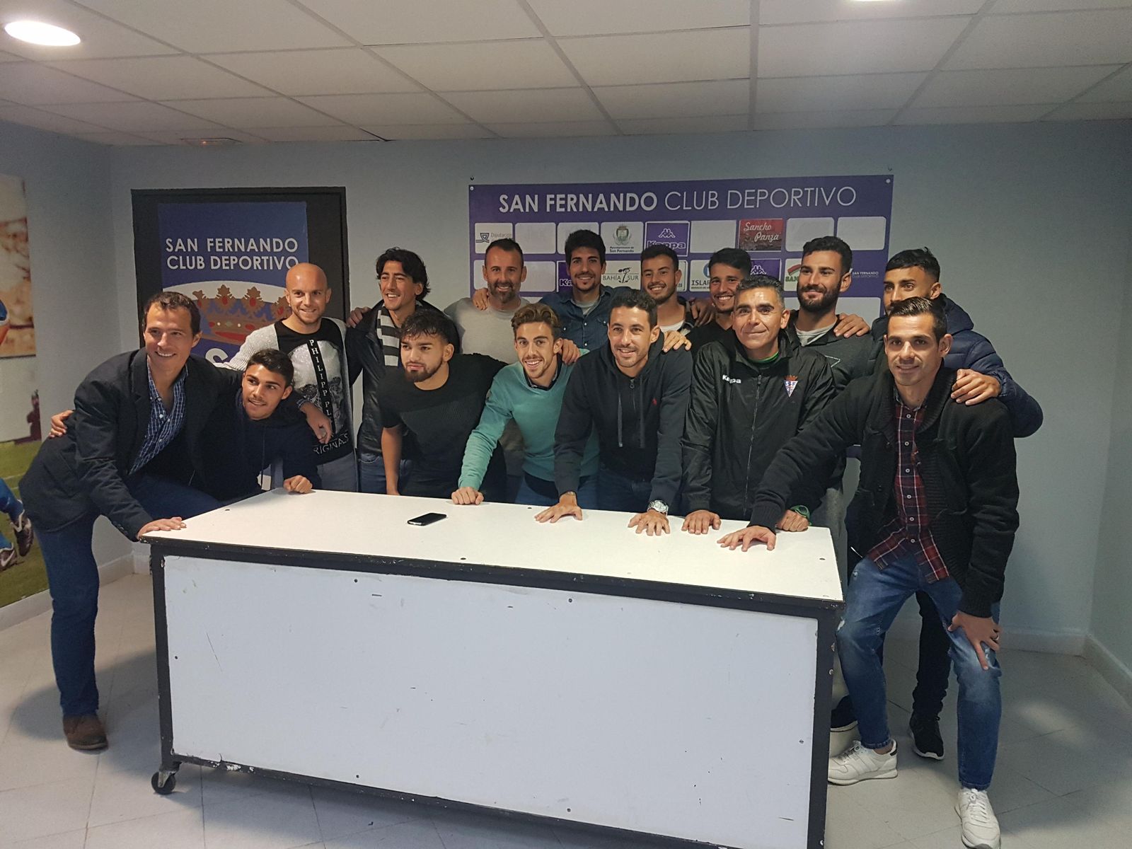 Toni Doblas, rodeado de sus compañeros, dio por finalizada su etapa como jugador en el San Fernando.