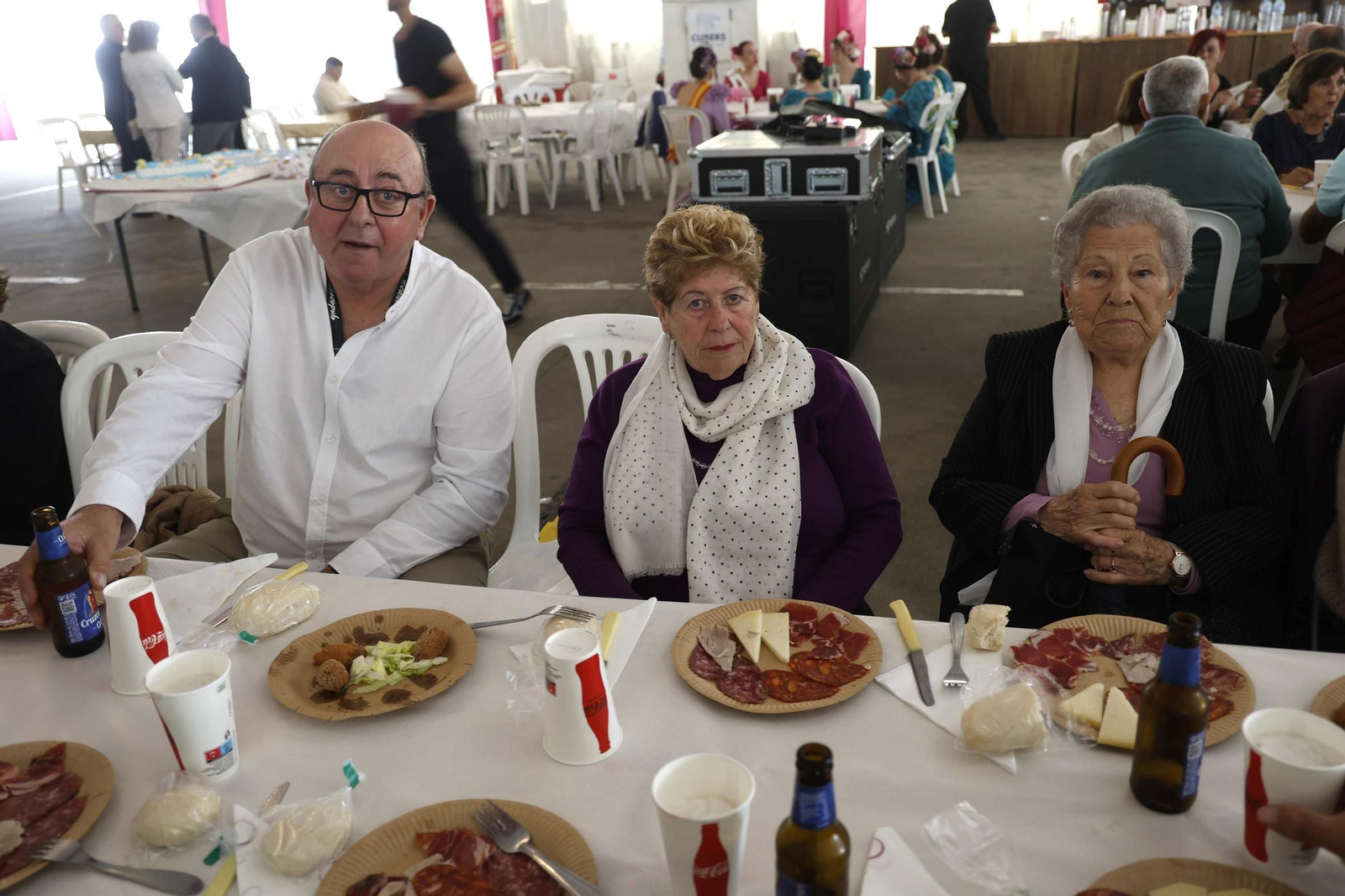Fotos del almuerzo para mayores en la Feria de Castellar