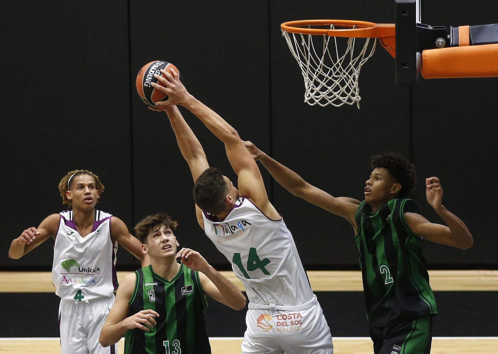 Daniil Shelist busca el aro ante el Joventut.