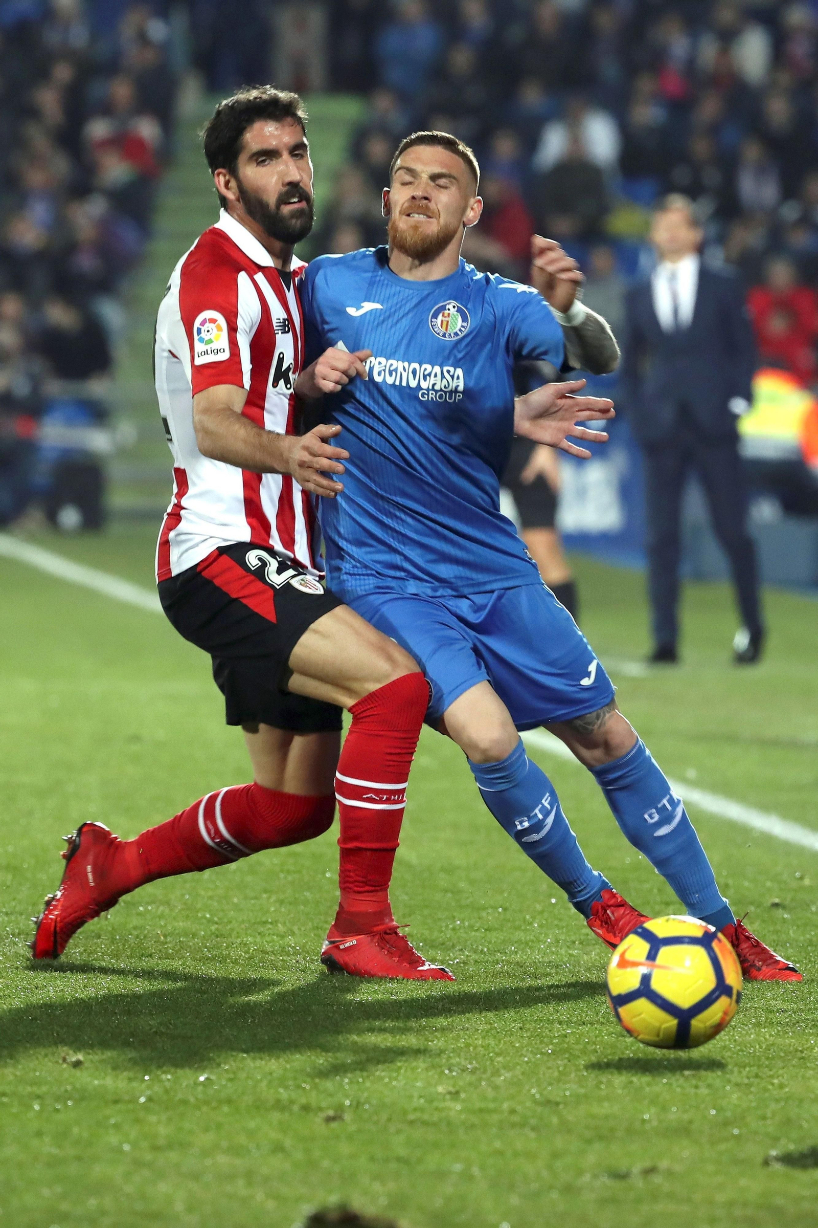 El lateral Antunes colisiona con Raúl García.