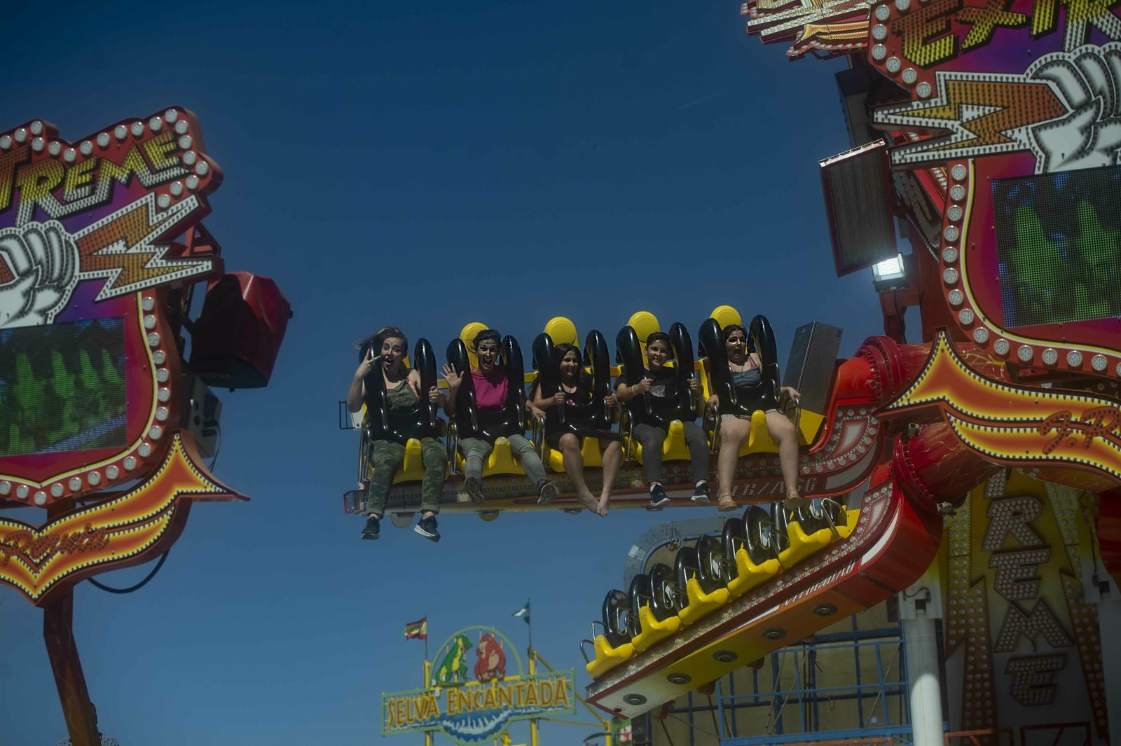 El botellón y la calle del Infierno de la Feria, en imágenes