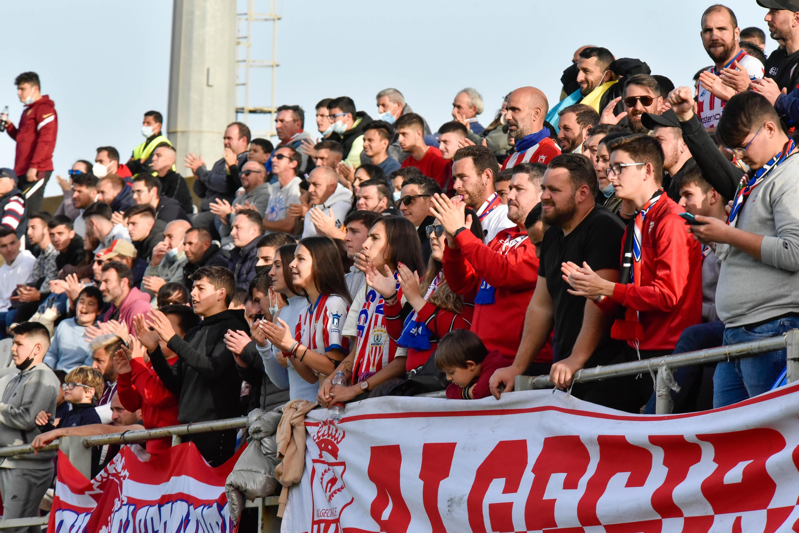 Aficionados algeciristas abarrotan una grada del Mirador.