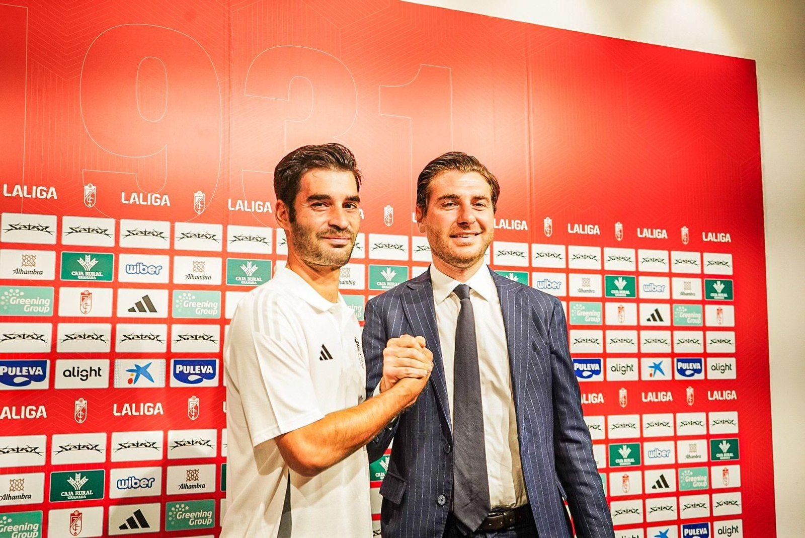 El director deportivo junto a Trigueros en su presentación