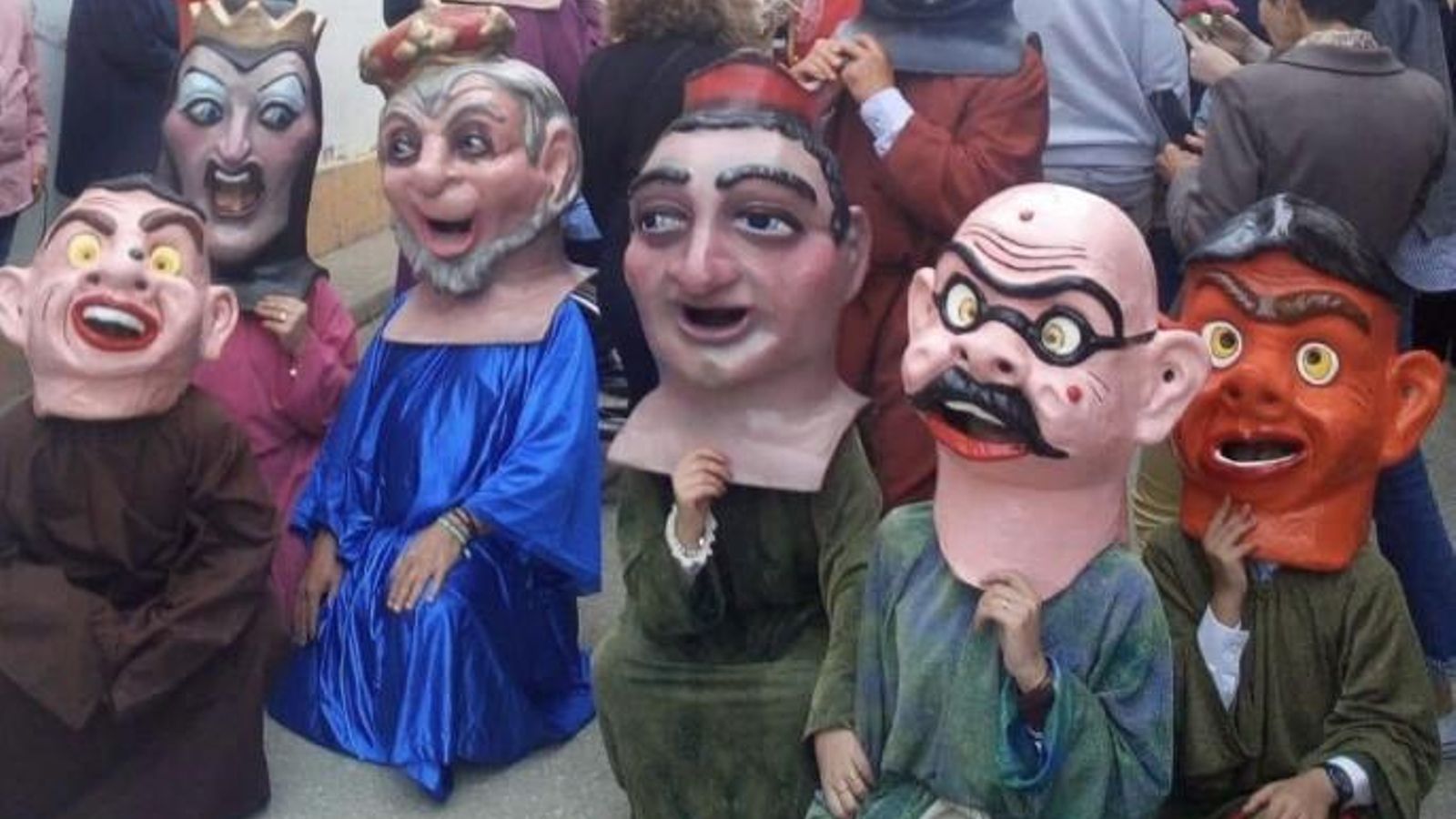 Los cabezudos también forman parte de este día de fiesta.