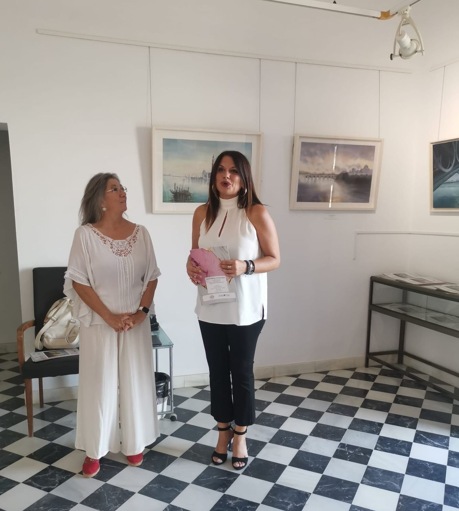 La artista cordobesa, Candi Castro, junto a la concejala de Cultura, Mari Paz Couto