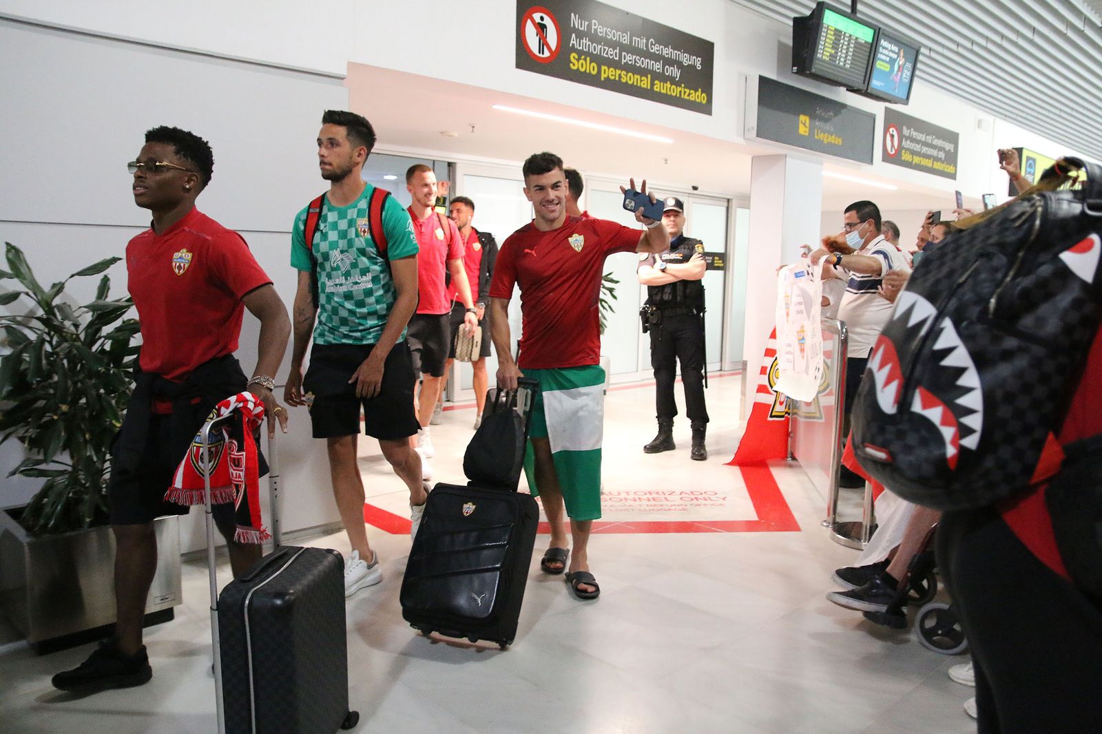 Fotogalería de la llegada de la UDA al aeropuerto de Almería