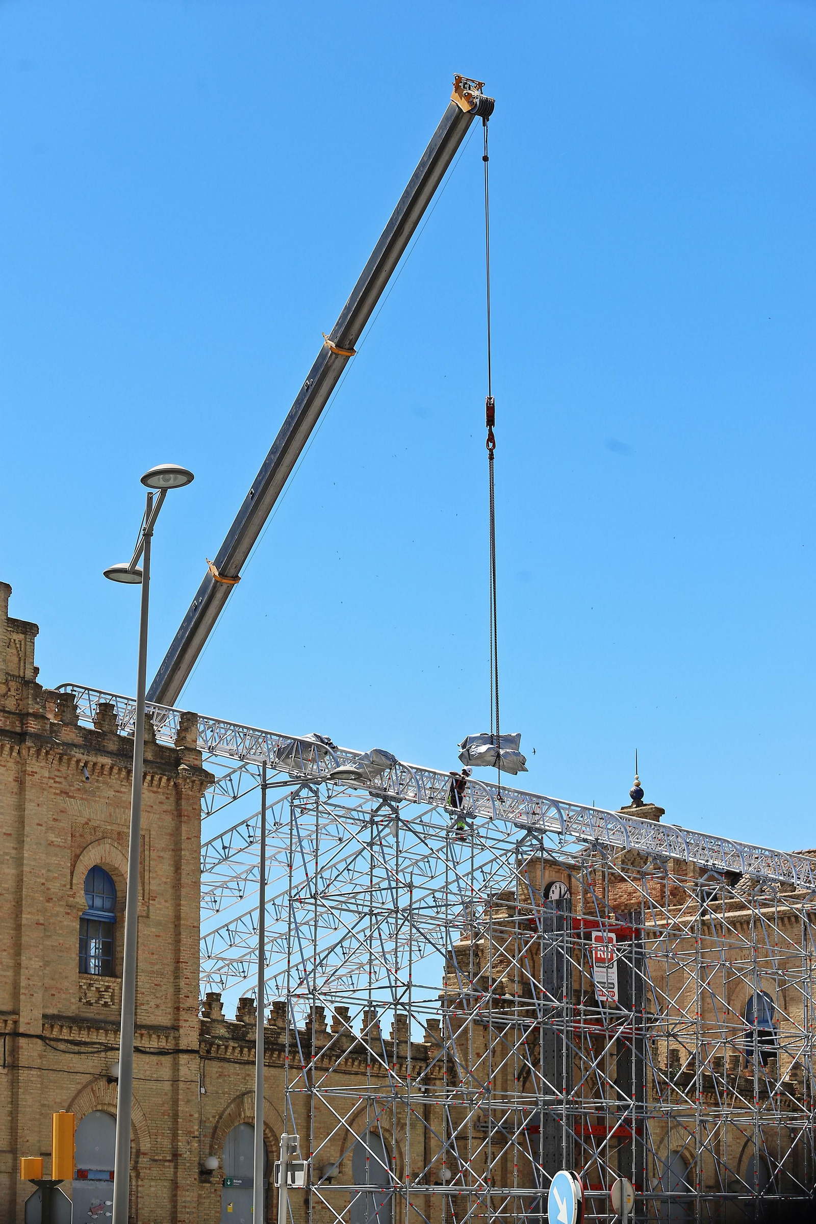 Imágenes del montaje del techo de la antigua estación de trenes de Huelva
