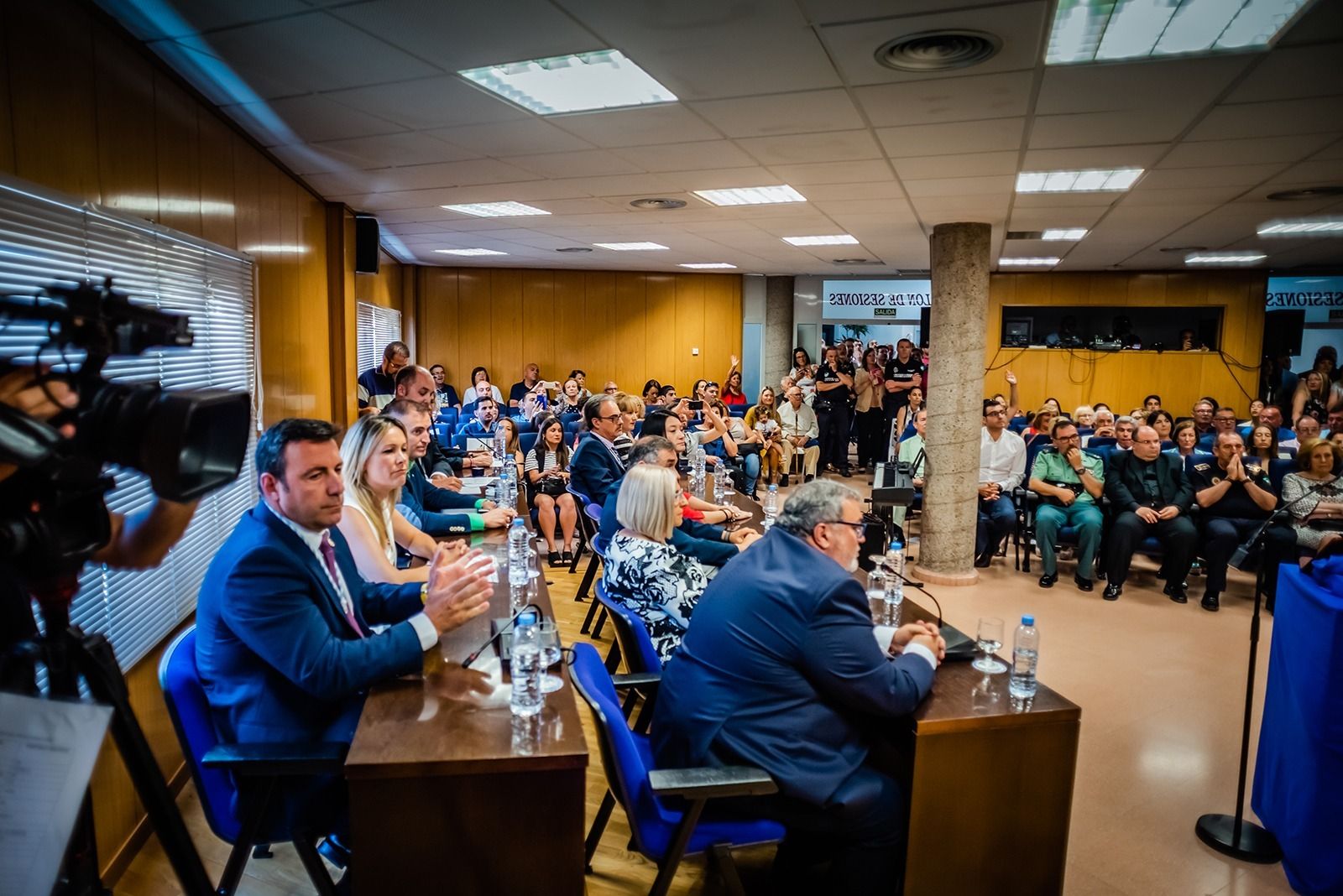 Fotogalería del pleno de investidura de Gabriel Amat en Roquetas de Mar.