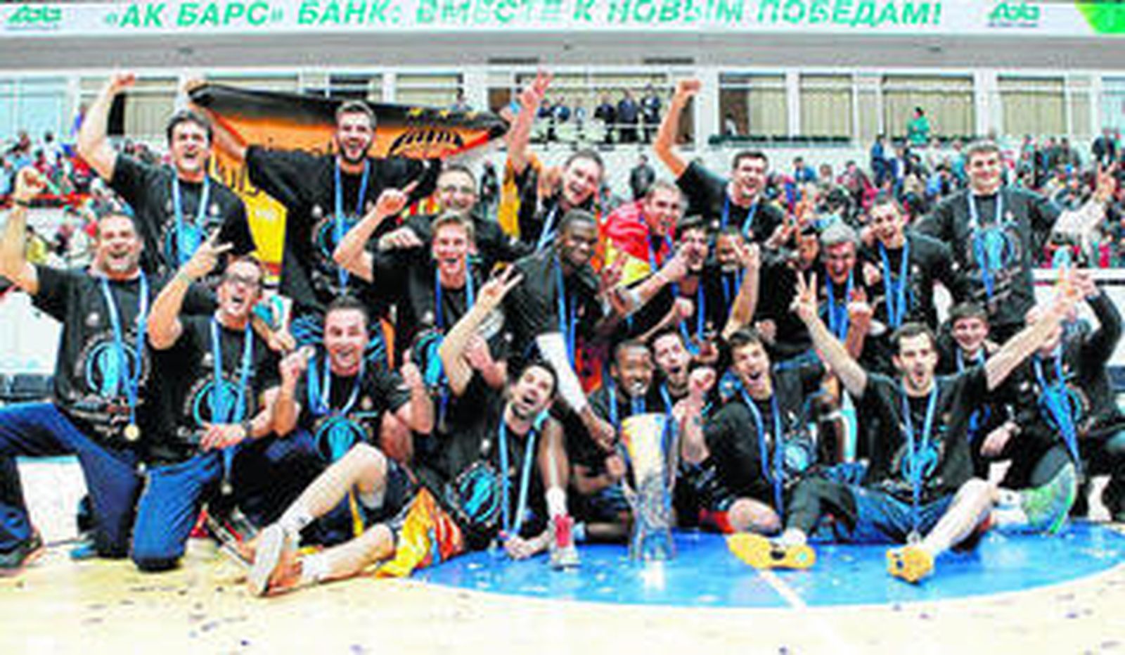 La plantilla del Valencia Básket celebra con el trofeo y las medallas el título de la Eurocup.