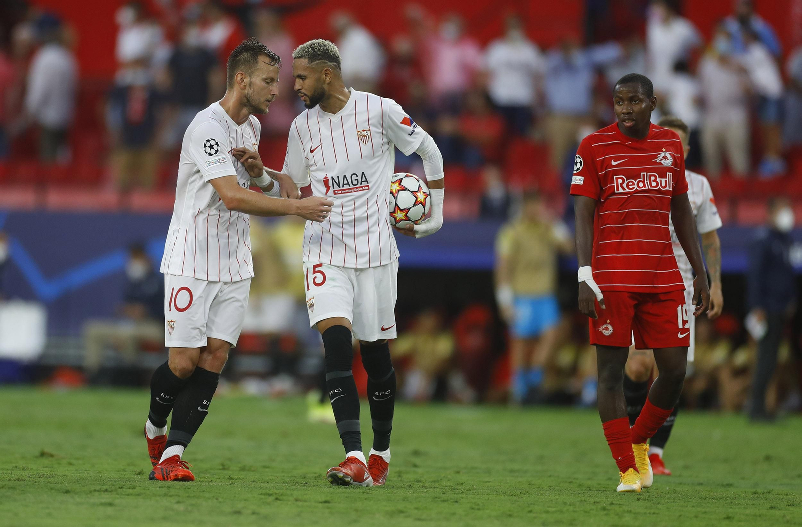 Rakitic dialoga con En-Nesyri para lanzar el penalti.
