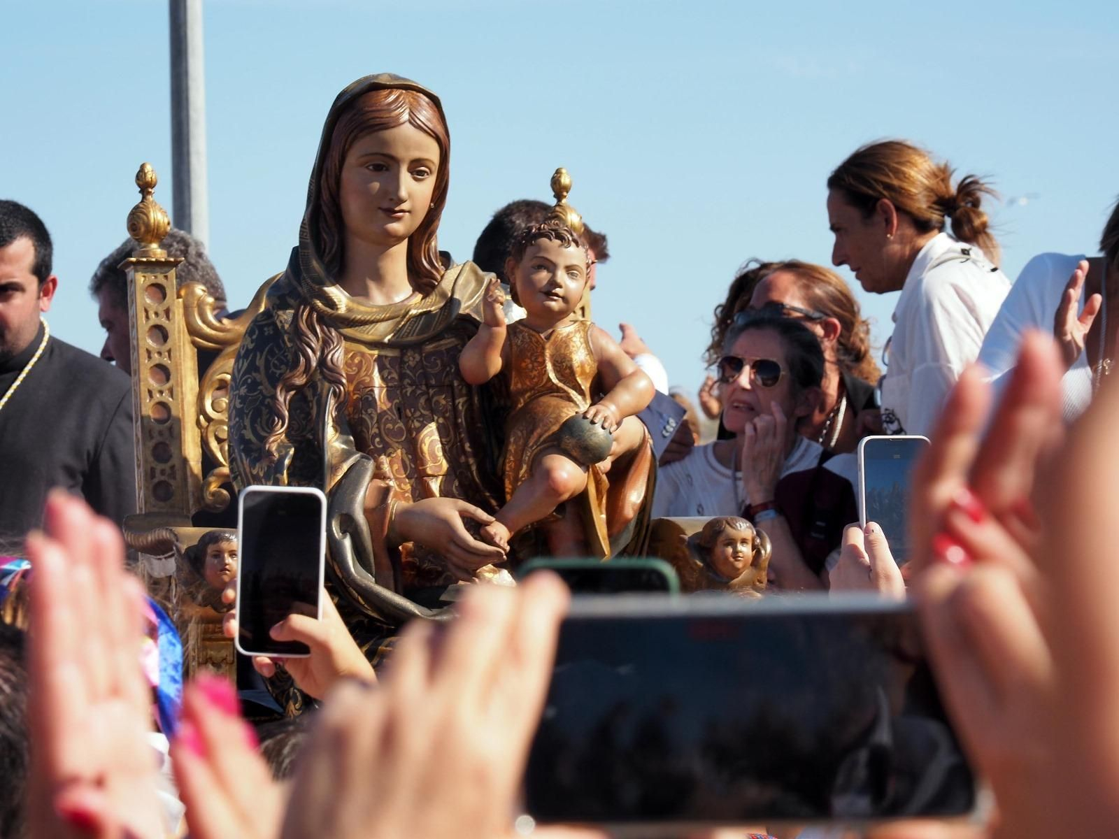 Imágenes del desembarco de la Virgen de la Bella en el Terrón de Lepe