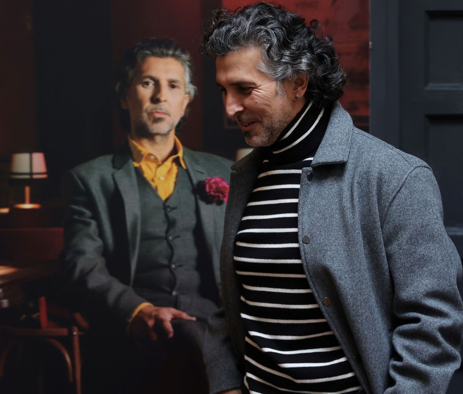 Arcángel  (Huelva, 1977), ante un cartel que anuncia la gira de ‘Tablao’, en la sede del Instituto Andaluz del Flamenco.