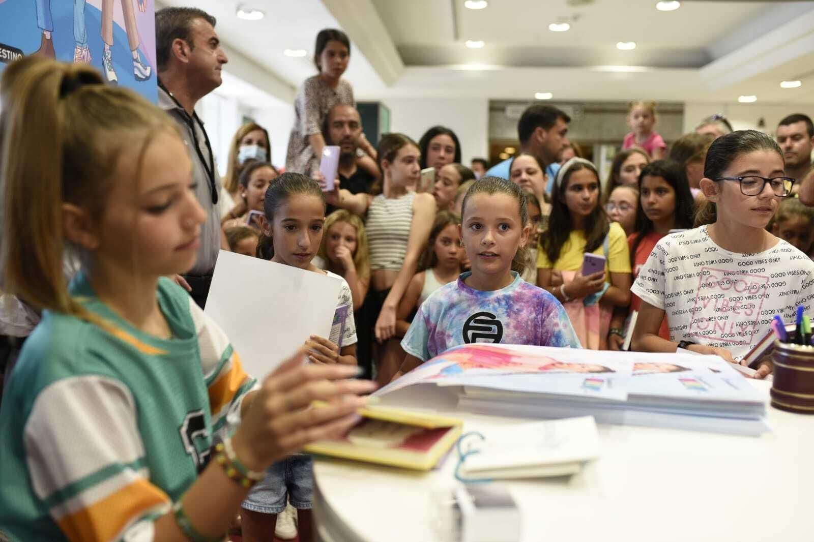 La youtuber Indy presenta su último libro en Huelva.