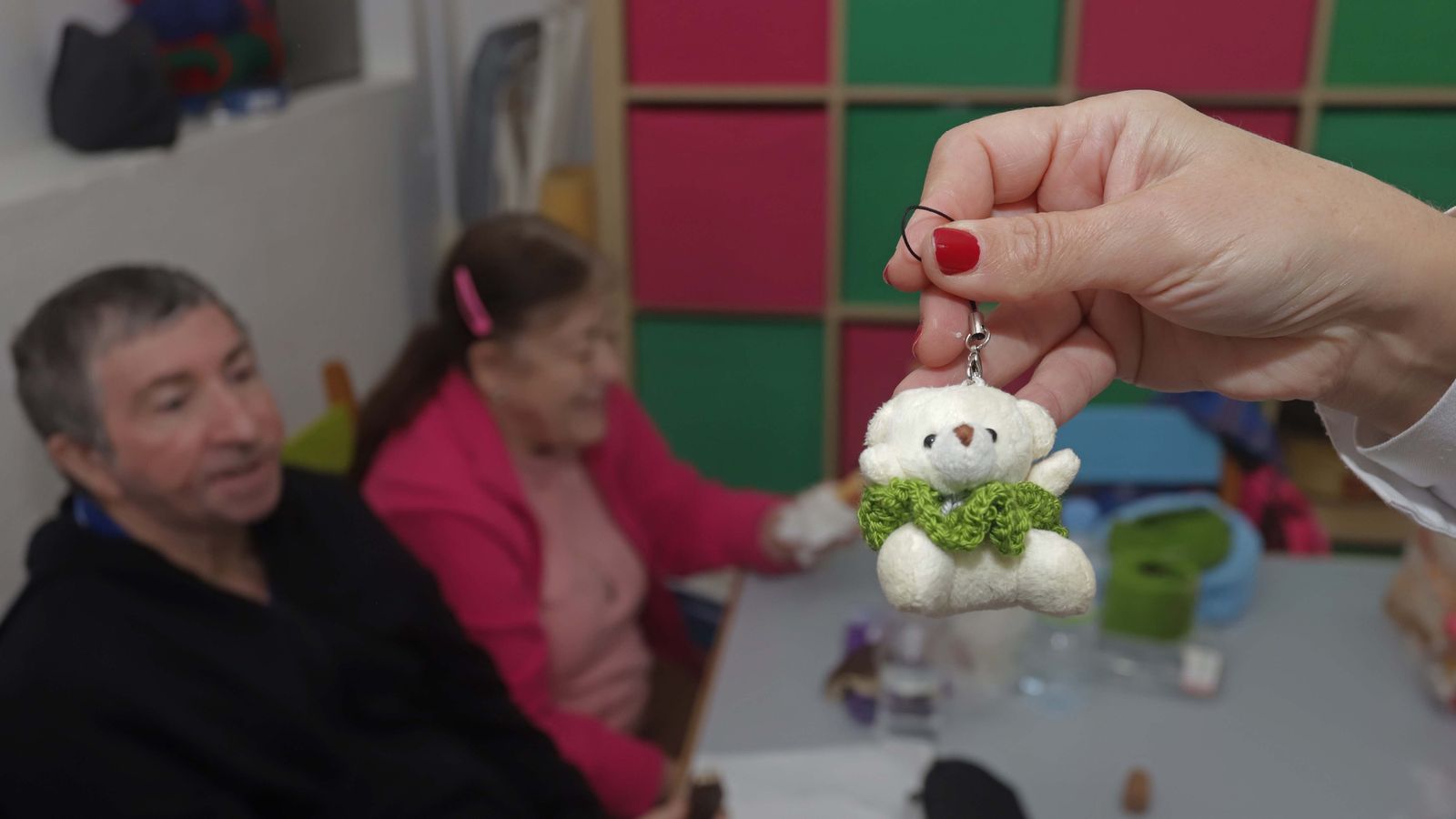 Venta de productos navideños solidarios de Apadis en Algeciras