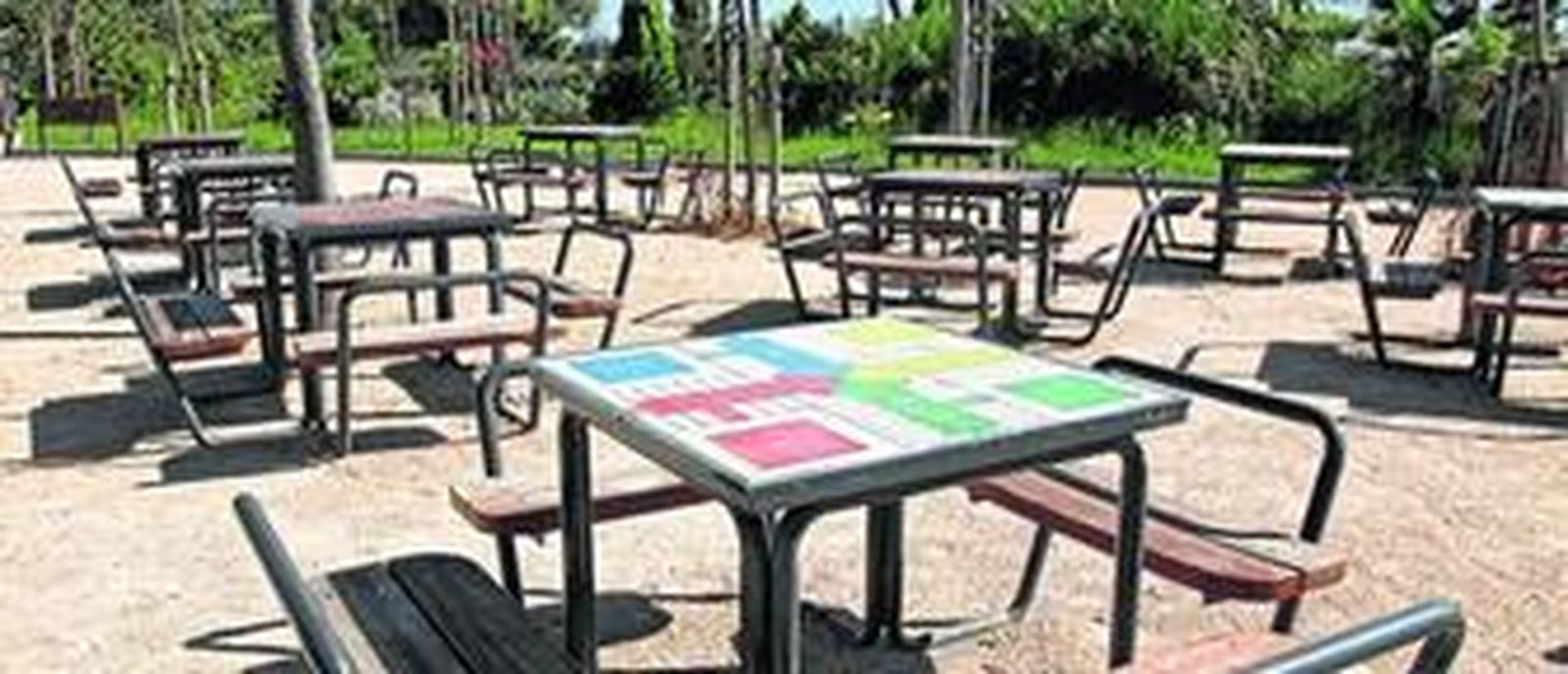 El merendero del parque está desprovisto de cualquier elemento que le pueda proporcionar algo de sombra.