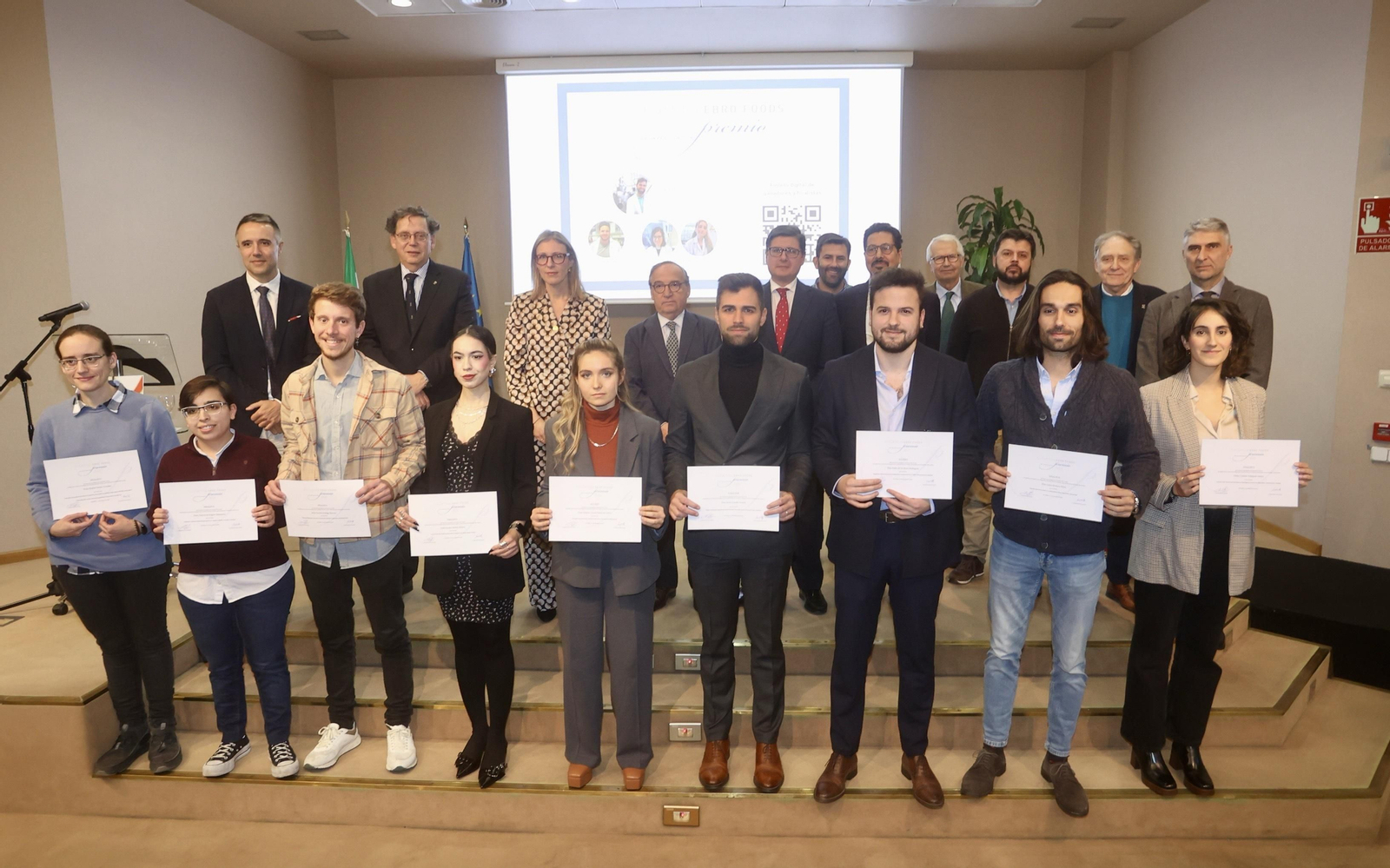 Fotografía de familia de los premiados, los finalistas y las autoridades