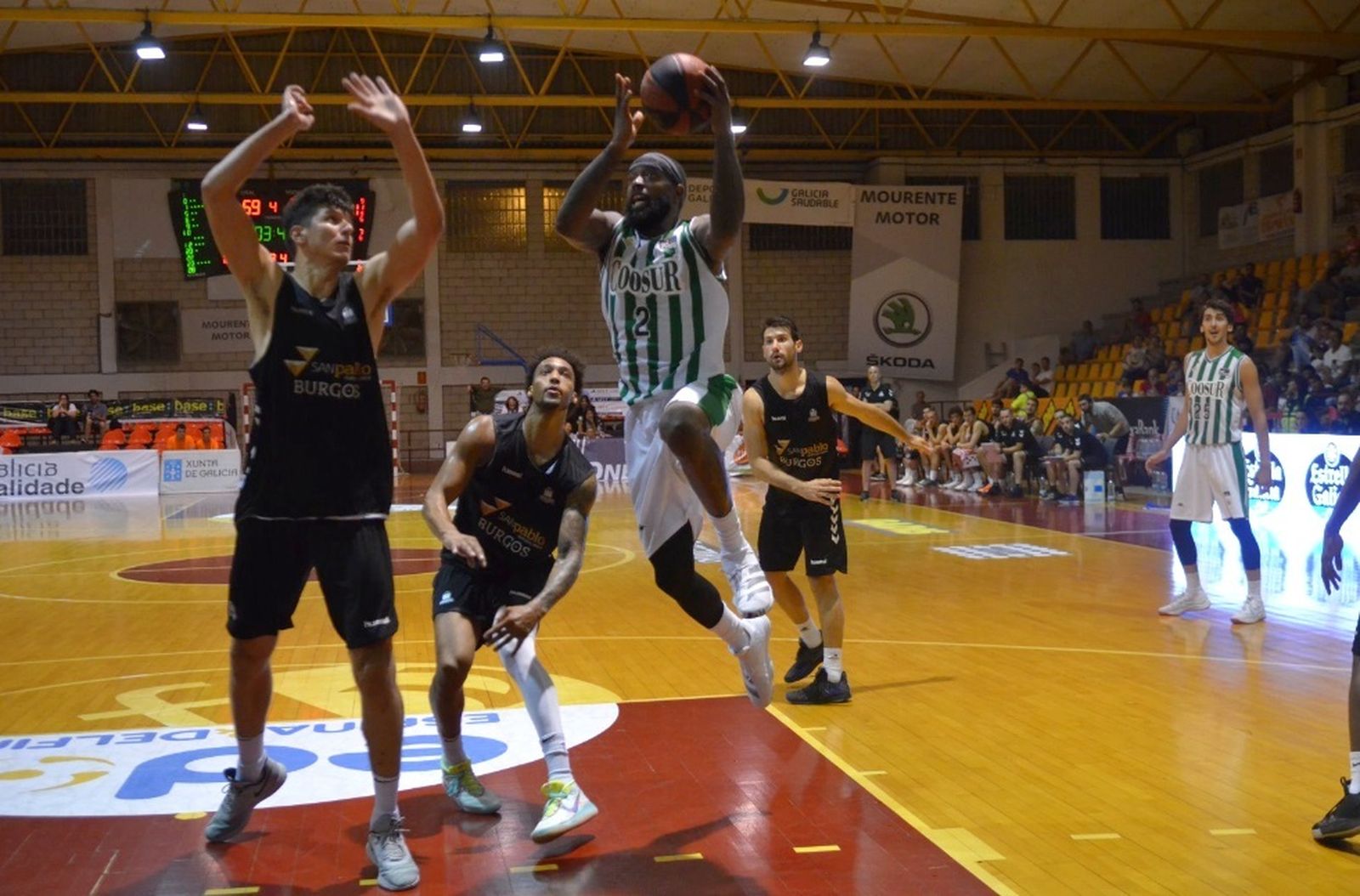 KC Rivers, flamante fichaje del equipo bético, entrando a canasta.