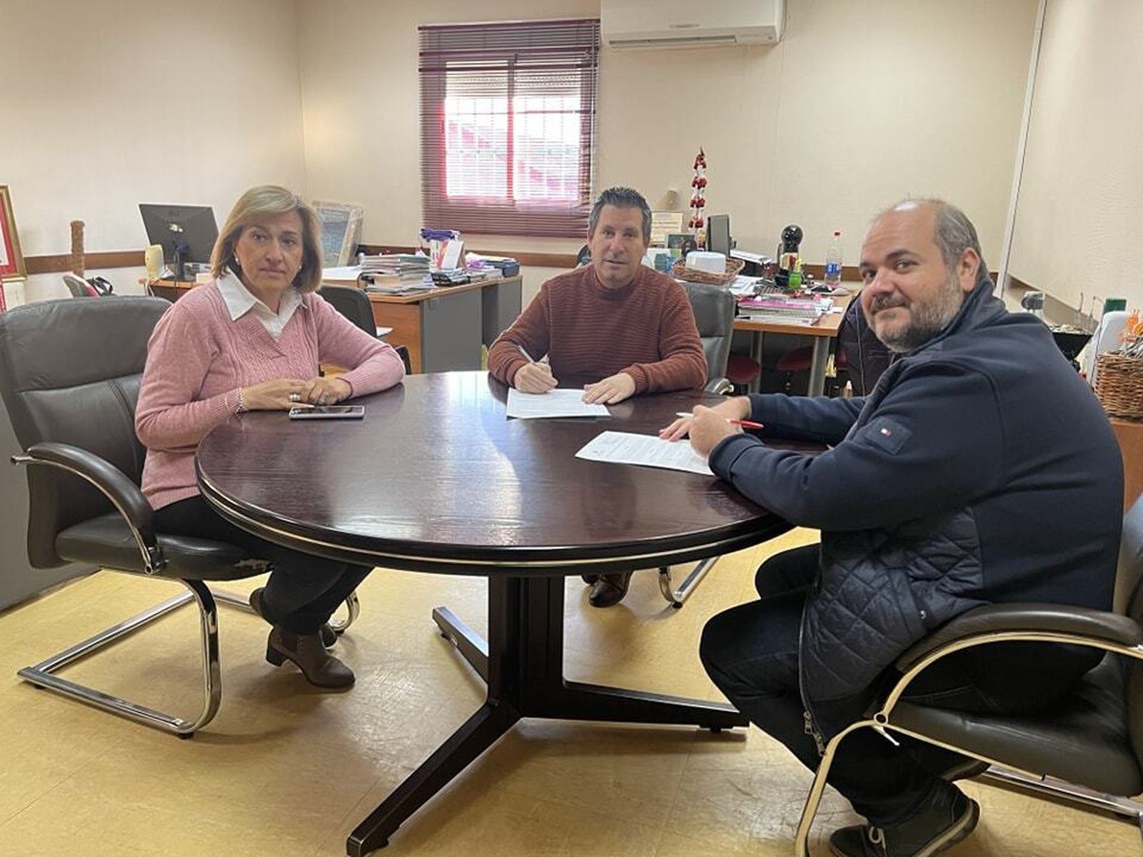 Un momento de la firma del contrato con la empresa adjudicataria.