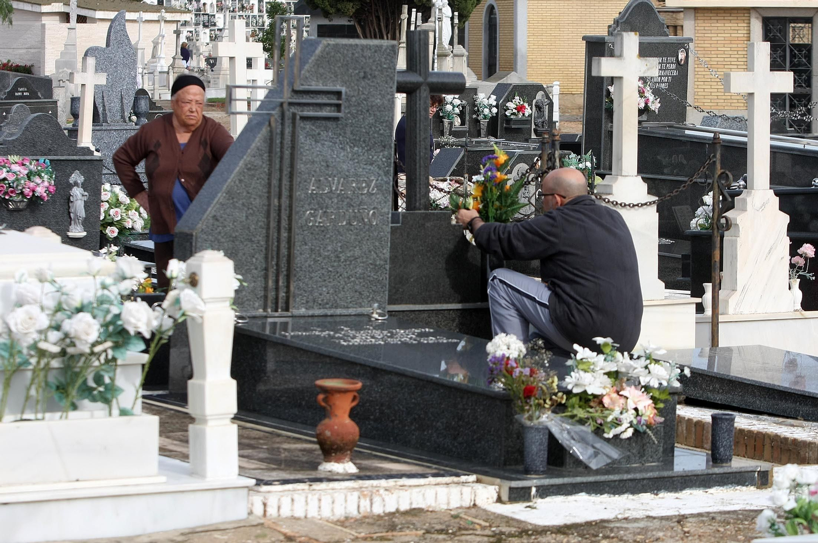 Imágenes del ambiente en el cementerio La Soledad, Huelva