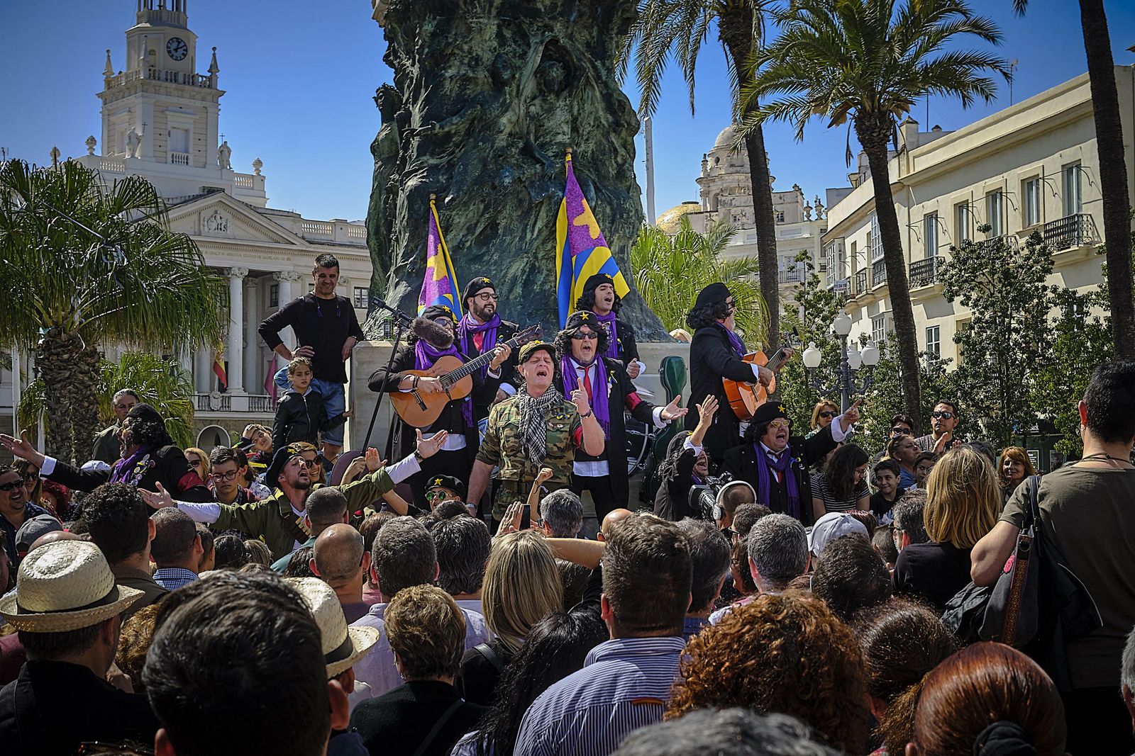 La chirigota de Juan Carlos Aragón, 'Er Chele Vara', cantando en San Juan de Dios.