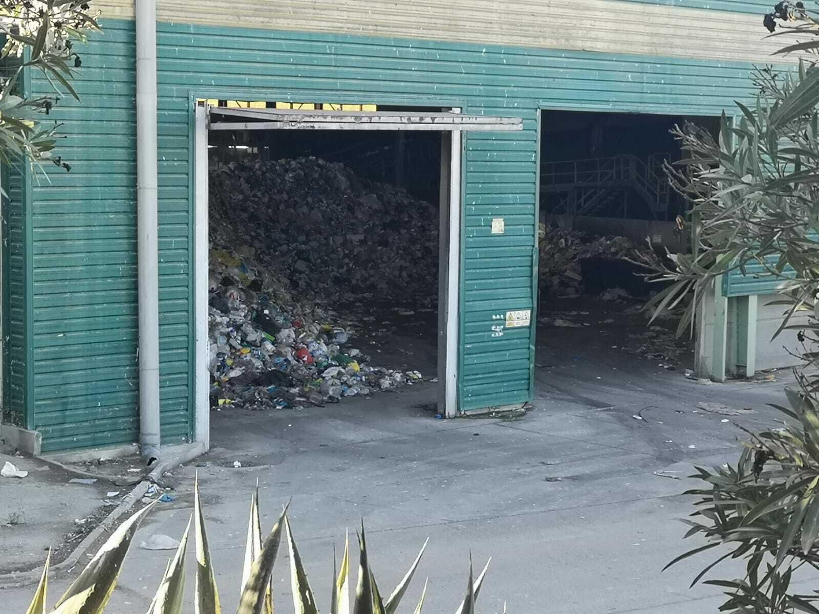 Montaña de residuos de hasta ocho metros de altura que se acumula en la línea de envases.