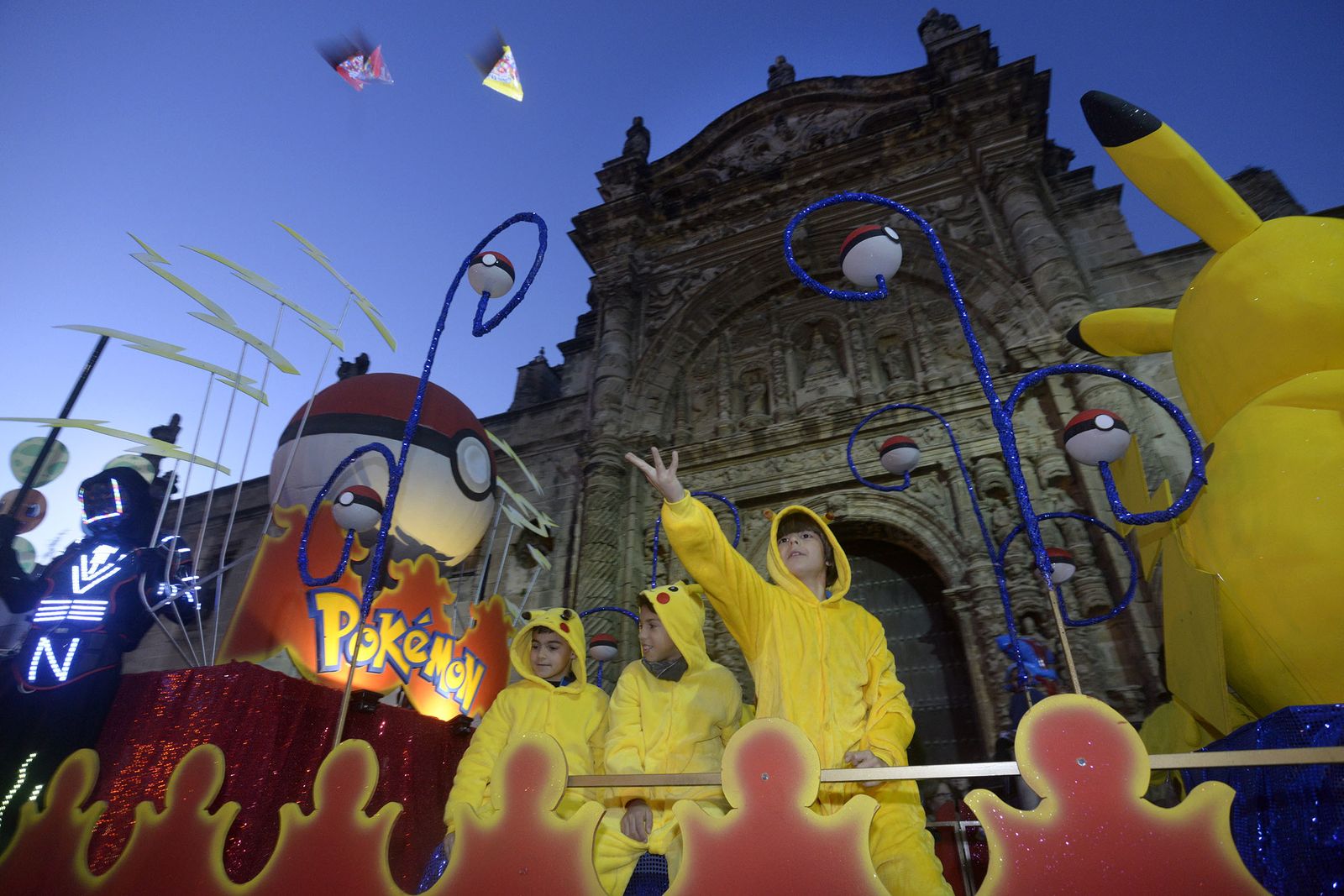 Imagen de unos niños en la carroza de 'Pokemon' a su paso el año pasado por la Plaza de España.