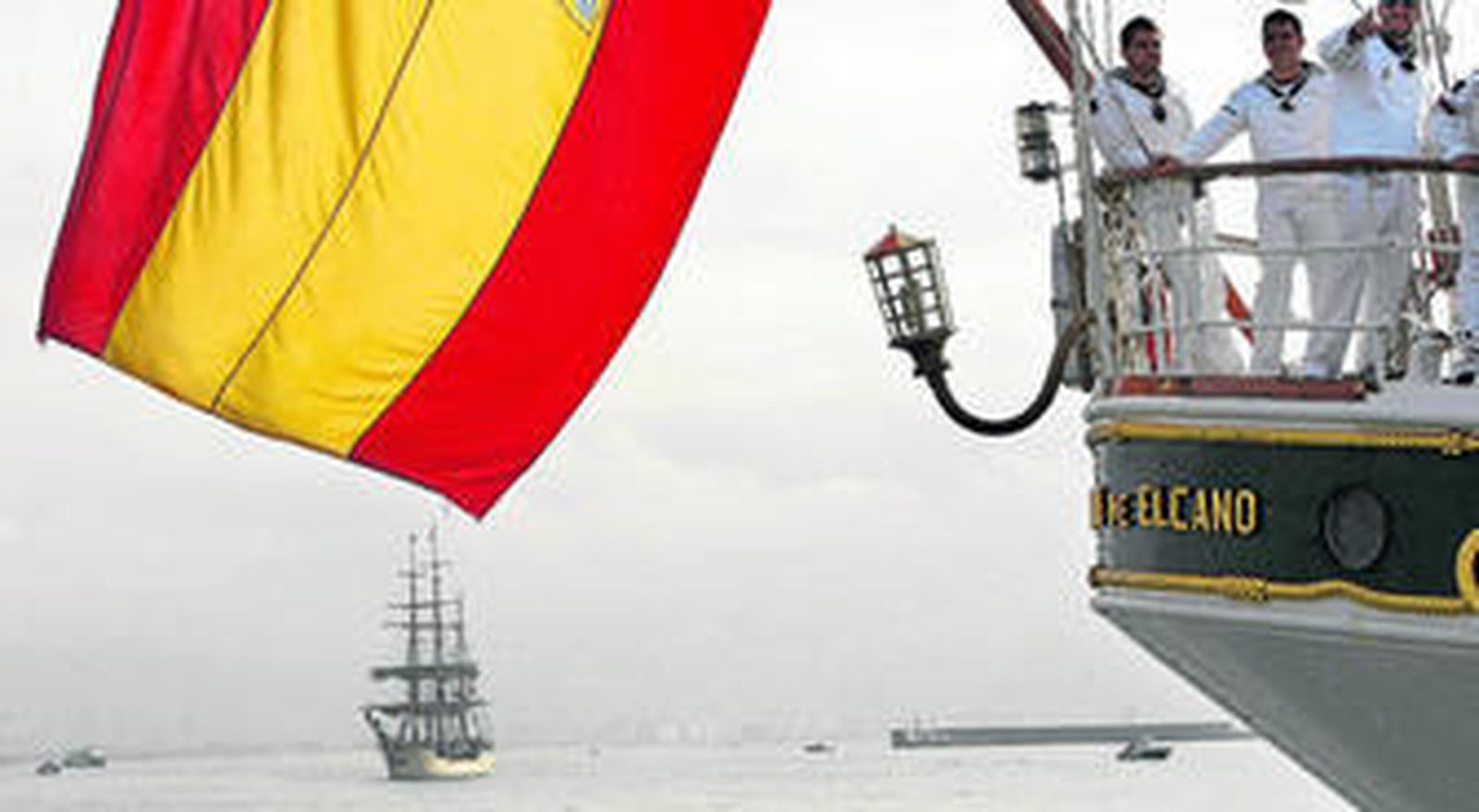 La popa del 'Juan Sebastián de Elcano' con la gran bandera española, en una estancia del buque escuela en Cádiz.
