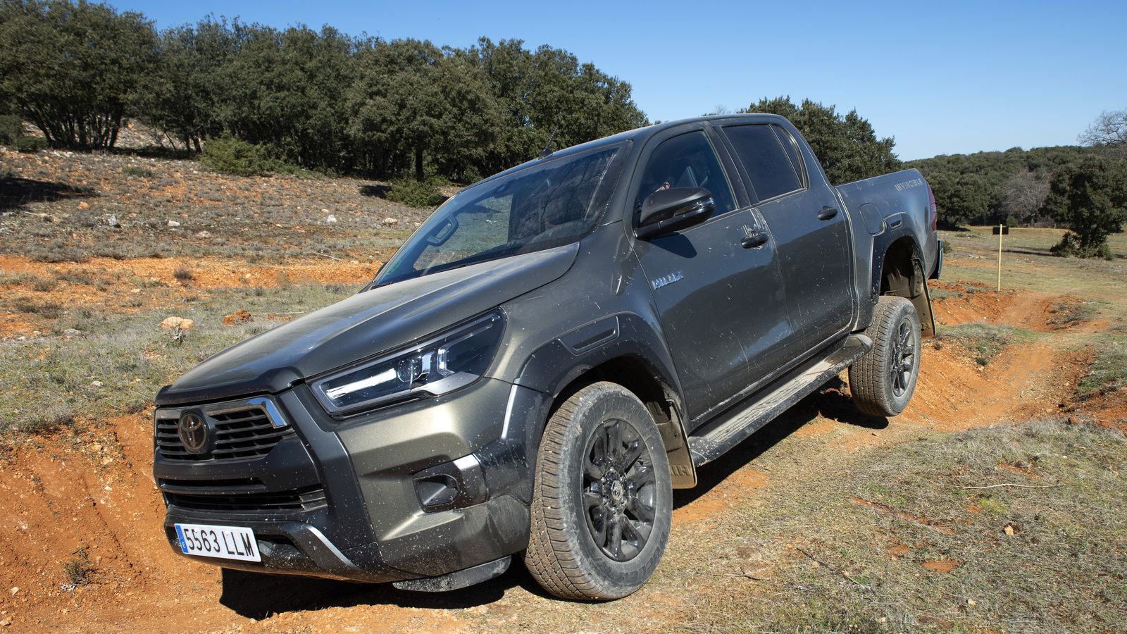 El pick-up de la gama Toyota, el Hilux, arranca con un precio de 29.350 euros y alcanza los 40.250 en su versión más sofisticada, esto es con doble cabina -hay dos formatos más, extra y sencilla- y el nuevo nivel Invincible.