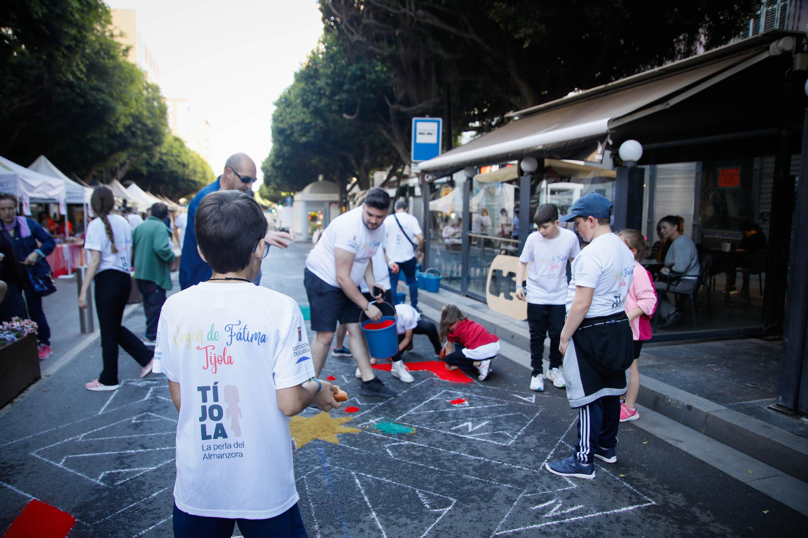 Así es la alfombra de serrín de 60 metros en el Paseo de Almería, en imágenes.