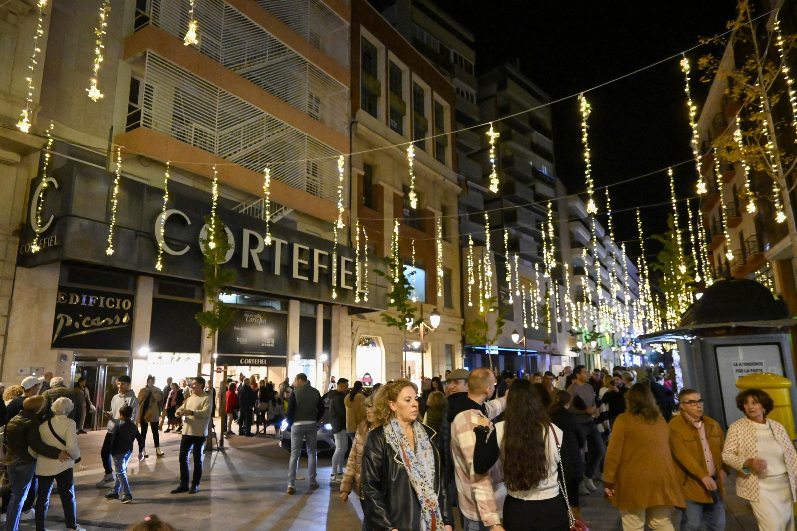 Imágenes de la nevada y alumbrado navideño en Huelva