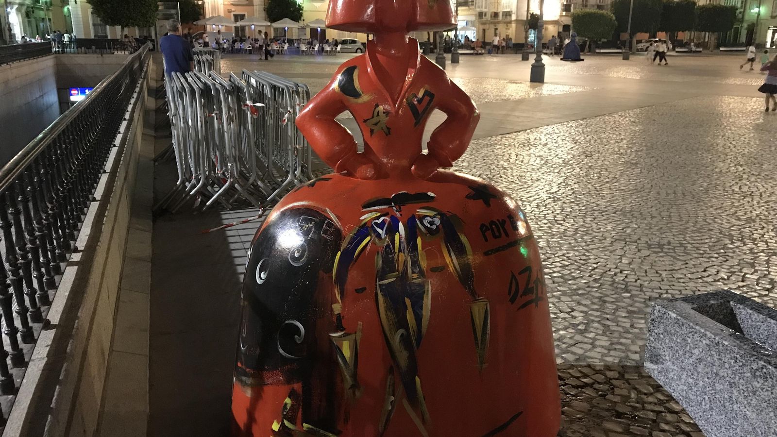 La menina de Domingo Zapata, con la palabra "asesino" rayada en su cara principal