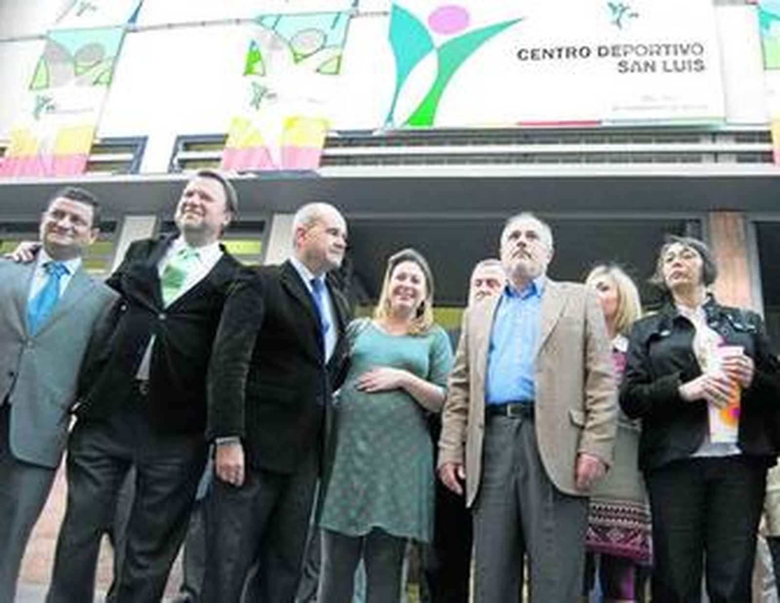 Representantes del Ayuntamiento posan con Manuel Chaves en la puerta del pabellón de San Luis.