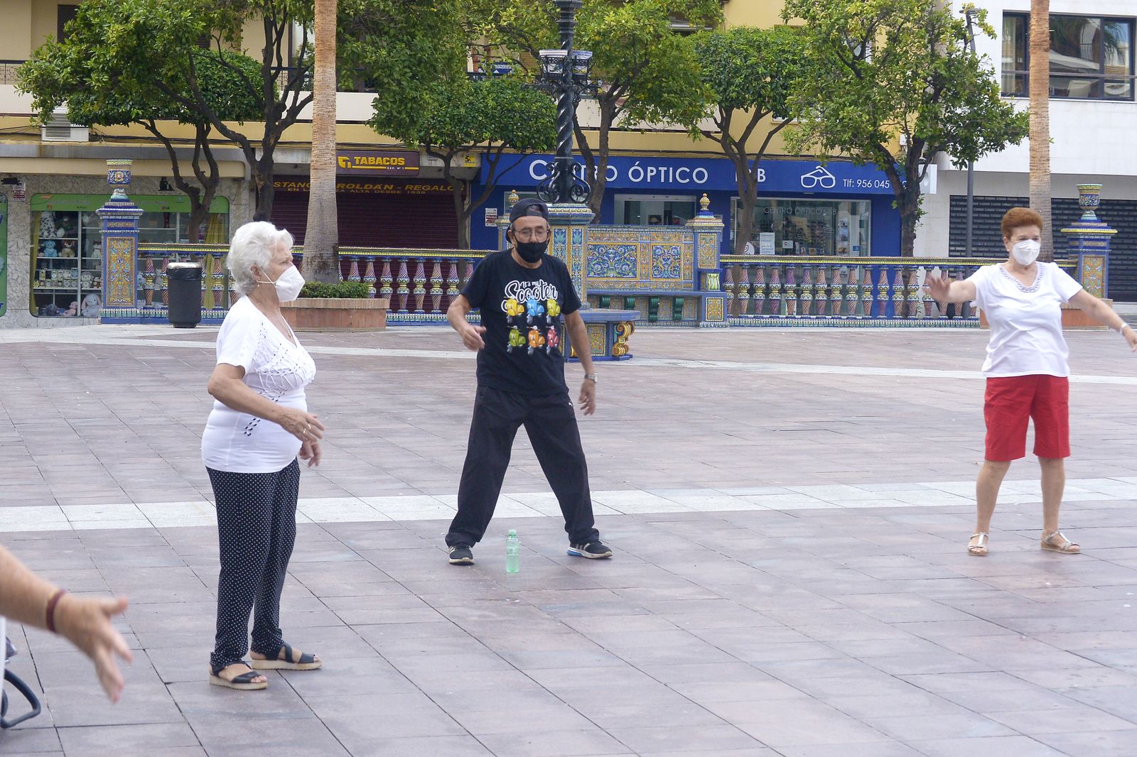 Fotos de personas mayores haciendo gimnasia en la Plaza Alta
