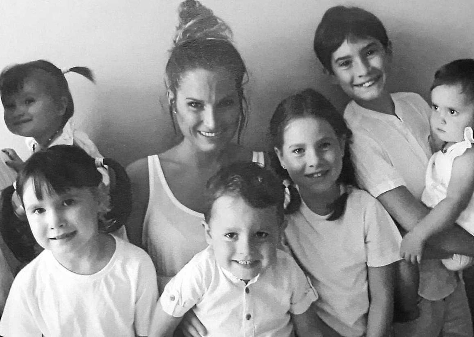 Verdeliss con sus seis hijos.