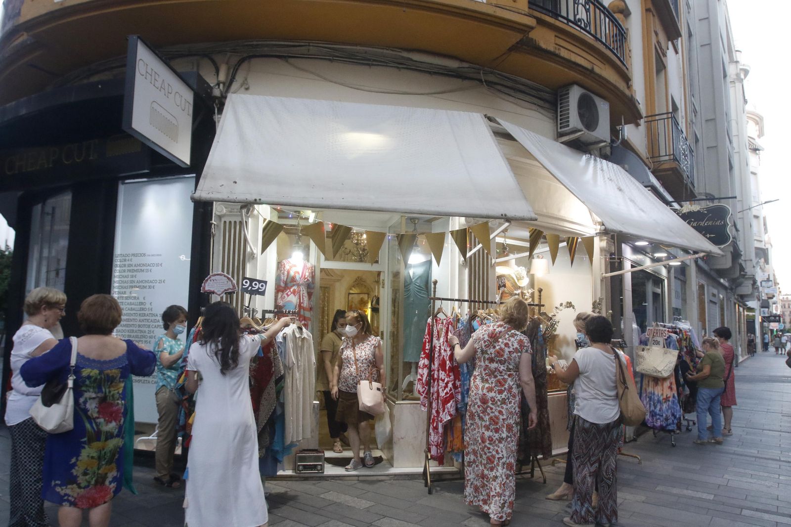 La "noche más larga" del comercio del Centro y la Judería de Córdoba, en fotografías