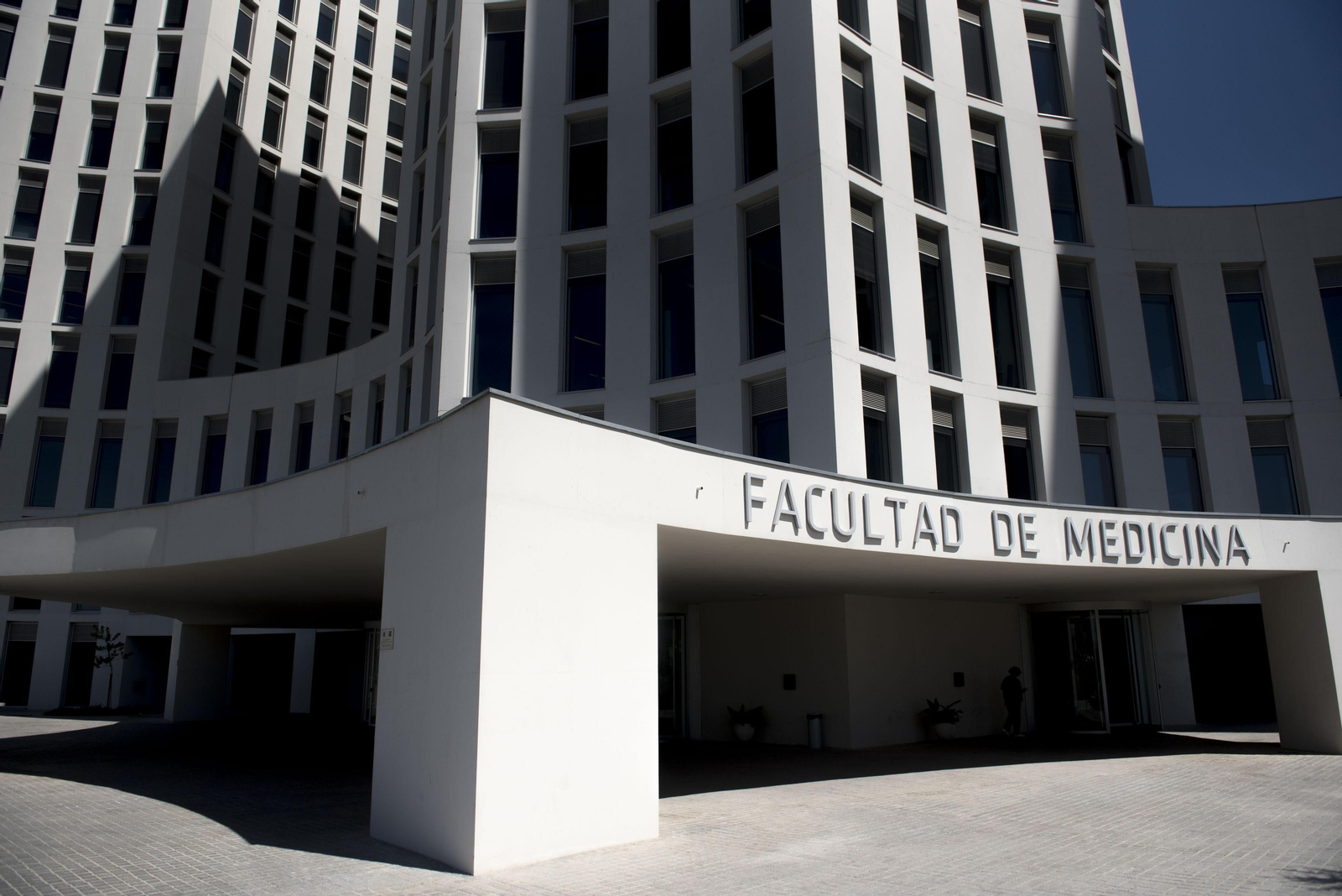 Entrada de la Facultad de Medicina.