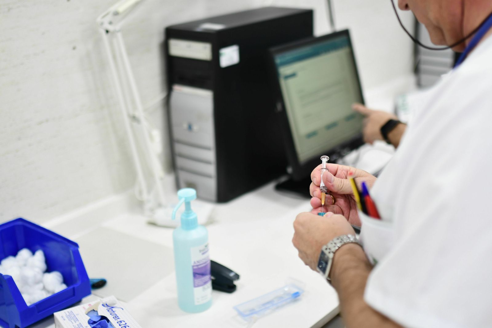 Un sanitario prepara la dosis de una vacuna.