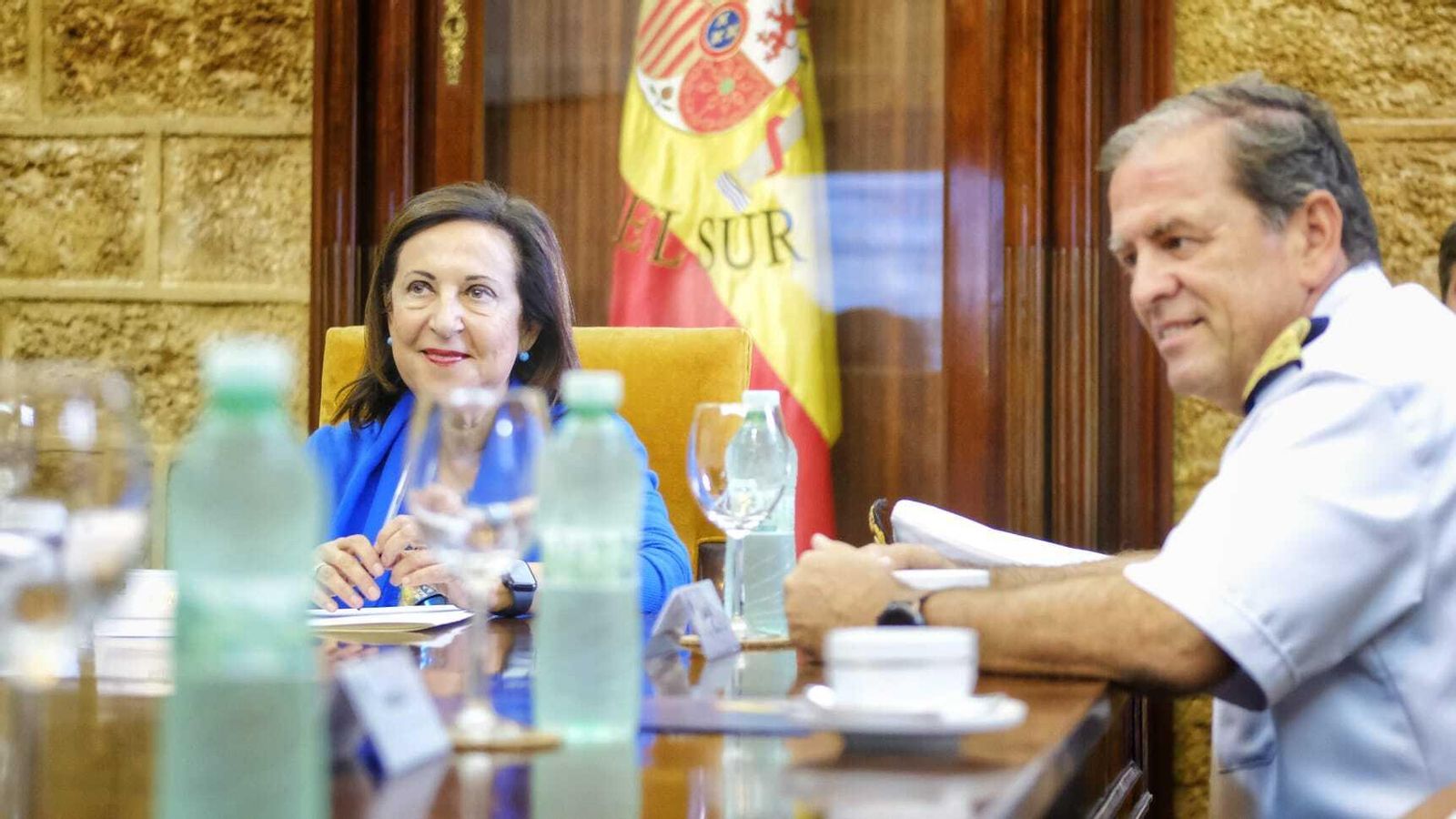 Margarita Robles con el Almirante de la Flota durante la explicación en el TEAR.