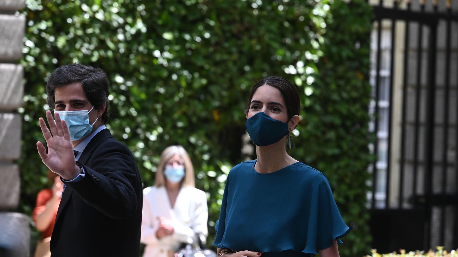 El duque de Huéscar, Fernando Fitz-James Stuart, y su mujer, Sofía Palazuelo, a la llegada a la boda.