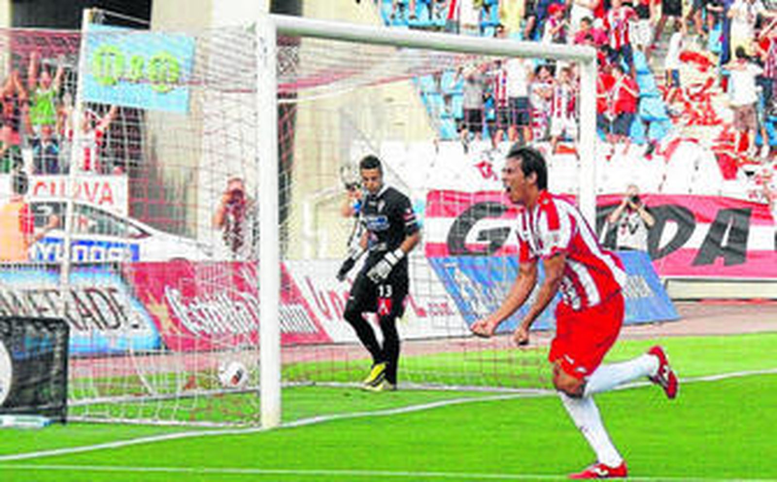 El delantero del Almería Ulloa, con el portero Dorronsoro al fondo, celebra su tanto.