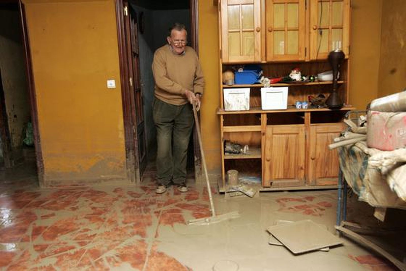 Los afectados por las inundaciones realizan trabajos de limpieza de agua y lodo acumulado.

Foto: Óscar Barrionuevo