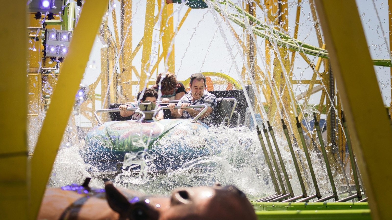 Las imágenes del domingo de 'cacharritos' tras acabar la Feria