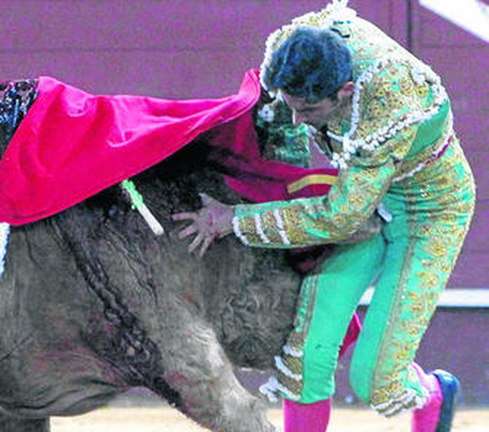 Instante en el que Serafín Marín es prendido por su primer toro, 'Navajudo', en Valdemorillo.