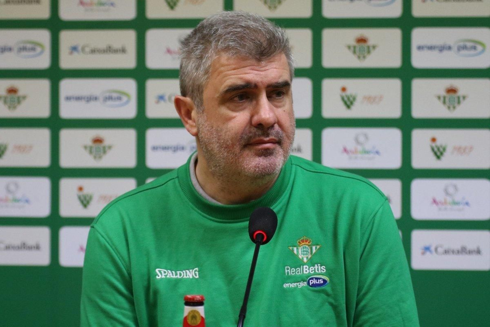 Óscar Quintana en la sala de prensa.