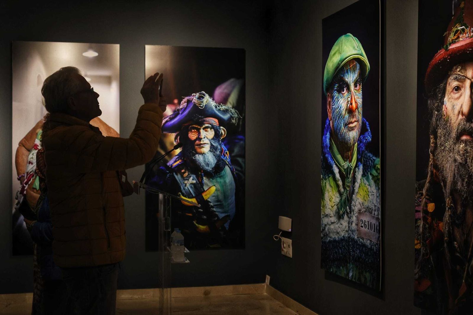 La exposición 'Carnaval de Improviso. Retratos urgentes: la trastienda del COAC', en imágenes