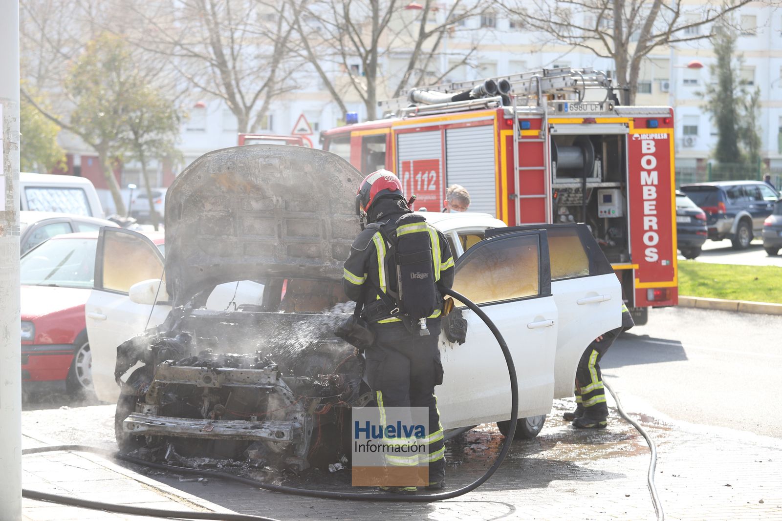 Arde un vehículo en la calle Honduras, junto a las instalaciones deportivas del Saladillo