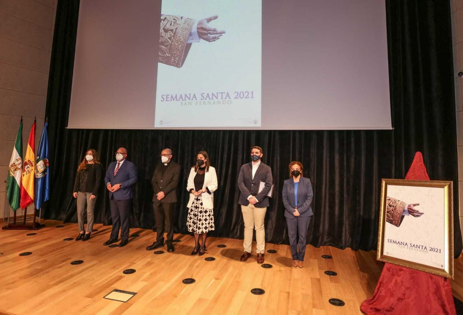 Foto de familia con los participantes en el acto de presentación del cartel de la Semana Santa.